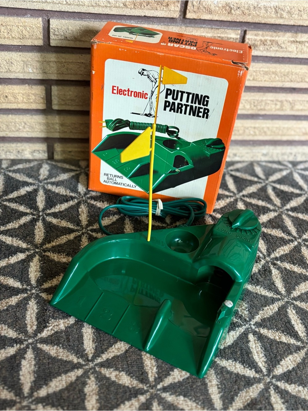 60's Oscar Jr. Electronic Putting Partner - Golf Putter Gadget - Golf Lover
